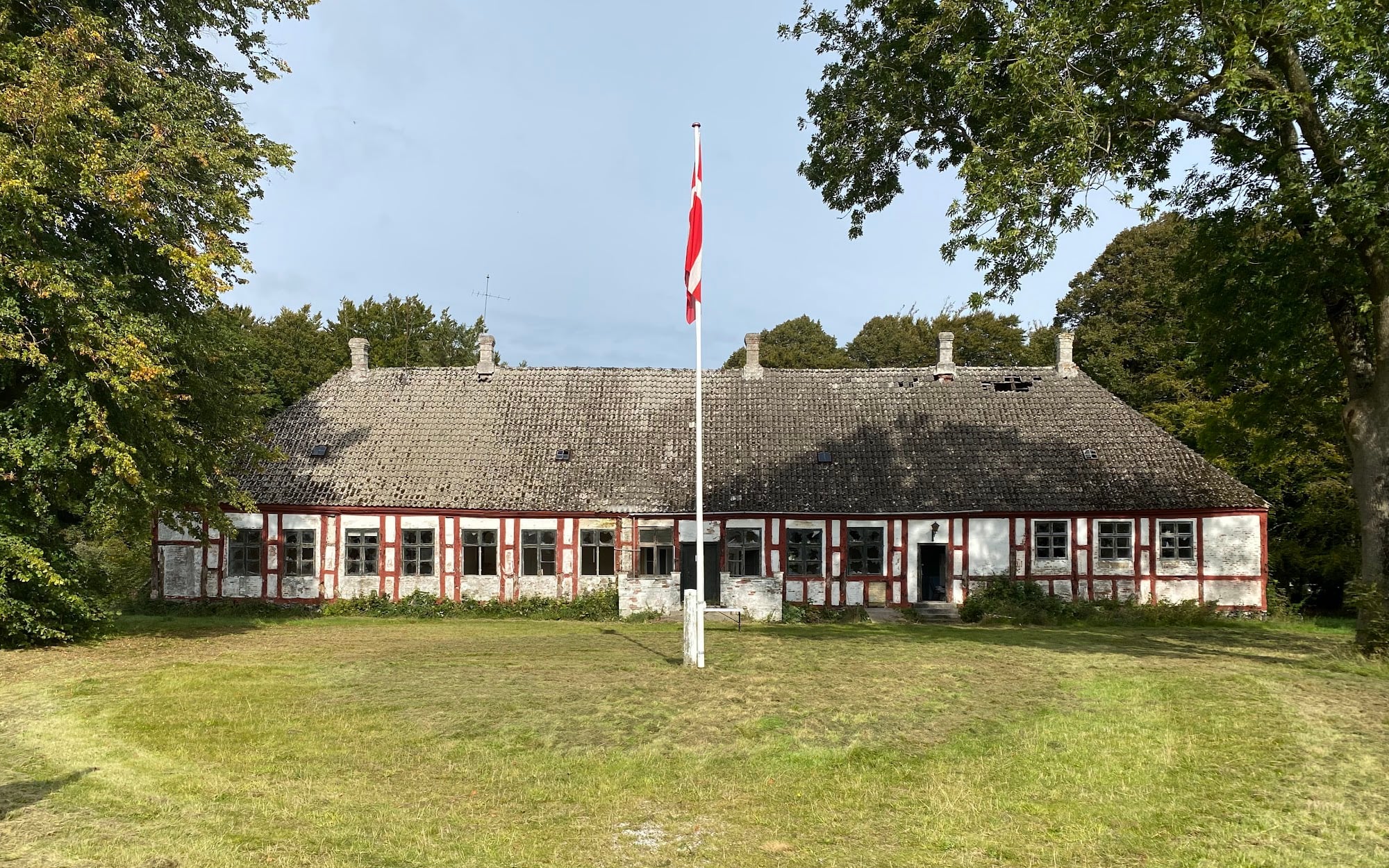 Ny flagstang inden åbent hus arrangement.