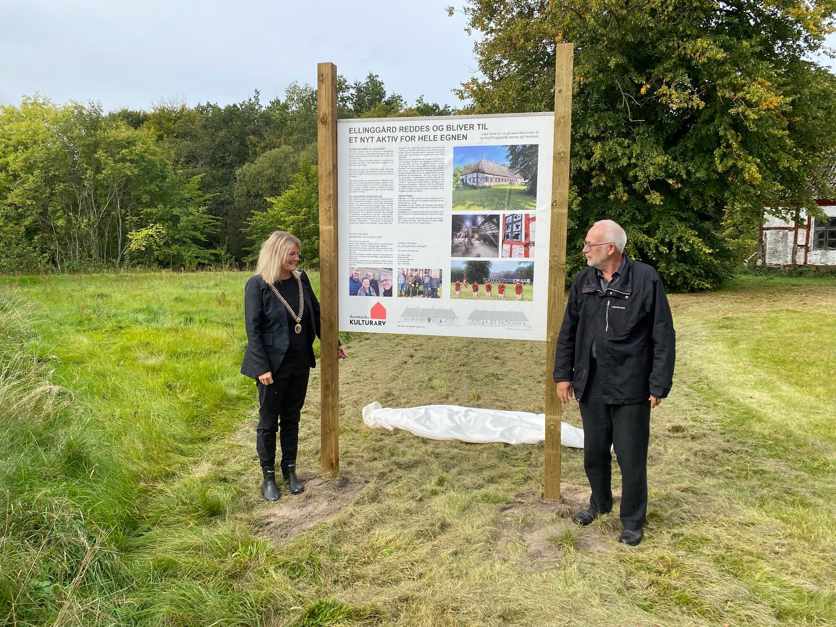 Den daværende borgmester deltager i åbent hus arrangement.