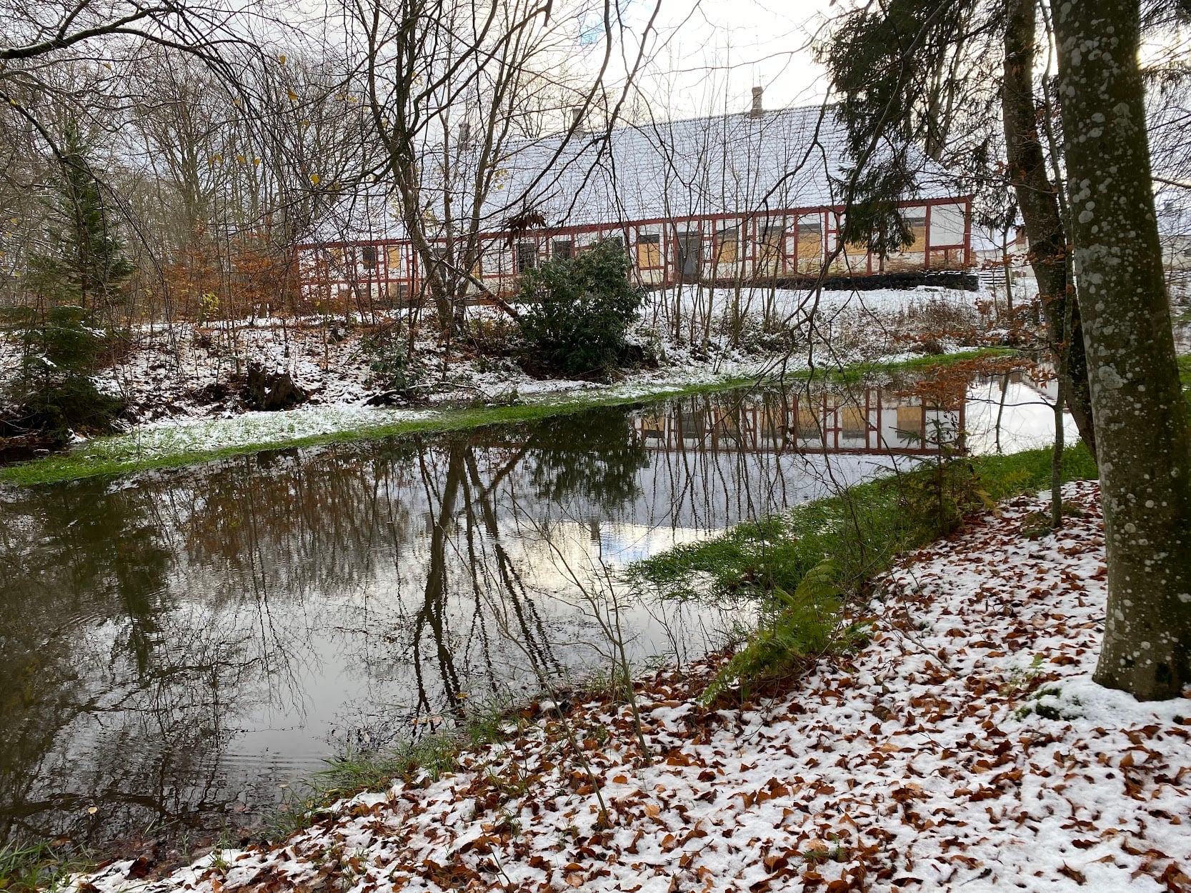 Ellinggård med sne på taget.